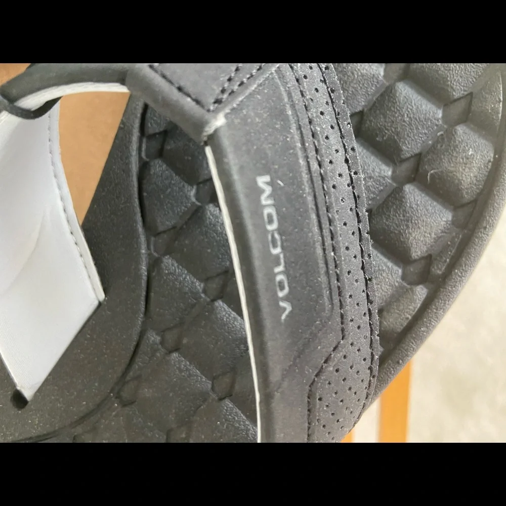 VOLCOM Recliner Flip Flops Size 8